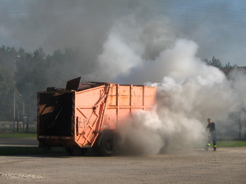 Rauchbombem hüllen den LKW in dichten Qualm ein.