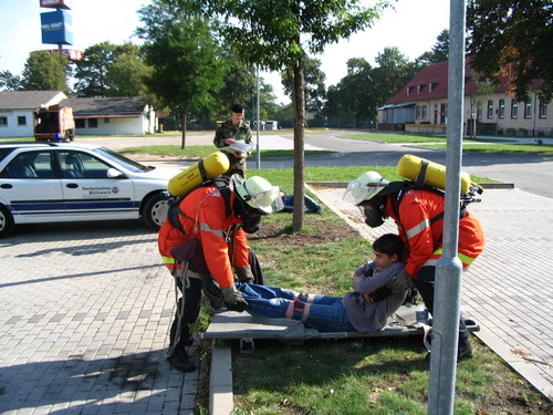 Johannes wird von der Feuerwehr abtransportiert