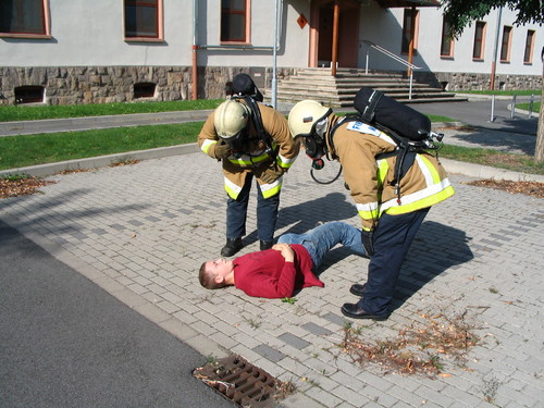Die amerikanische Feuerwehr kümmert sich um Tobias.
