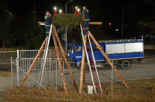 Weihnachtsstimmung an der Einfahrt zur THW-Unterkunft