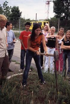 Die Schüler lernen Hammer und Nagel in bis dahin nicht 