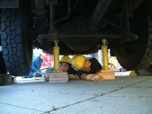 Isabelle und Jannis beim Platzieren der Hydropresse