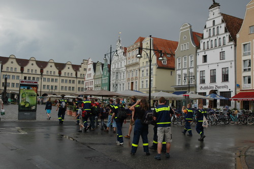 Auf dem Rostocker Marktplatz zwischen zwei Wolkenbrüche