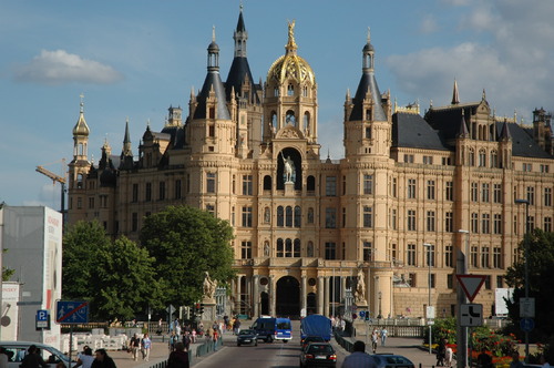 Das Schloss mit den allgegenwärtigen THW-Fahrzeugen