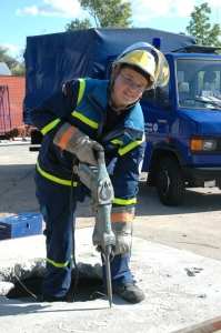 Jannis macht richtig große Löcher in den Beton Jannis macht richtig große Löcher in den Beton