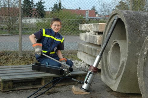 Marvin an der Hydropresse