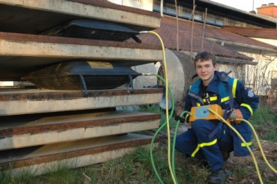 Simon hebt schwere Betonplatten mit einem Finger an .. Simon hebt schwere Betonplatten mit einem Finger an ..
